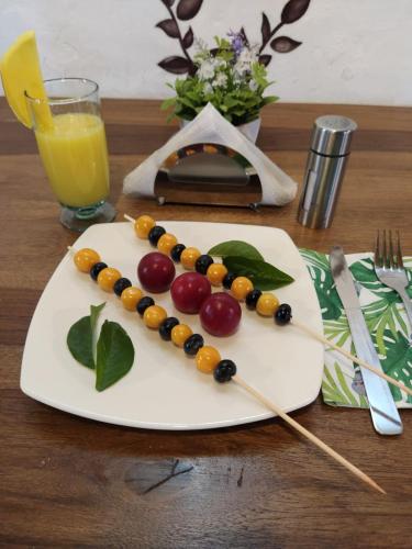 a plate with a face made out of fruit and vegetables at Hotel Cabañas El Rincón de las Campanas in Nobsa