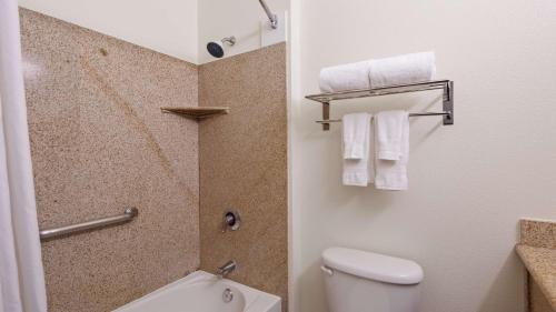 bagno con servizi igienici bianchi e asciugamani di Best Western Crater Lake Highway White City/Medford a White City