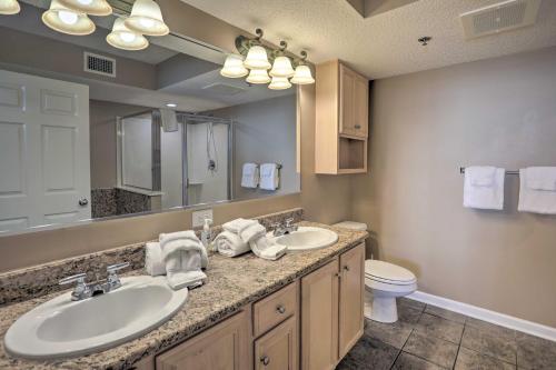 ein Badezimmer mit zwei Waschbecken, einem WC und einem Spiegel in der Unterkunft Myrtle Beach Seaside Escape with Beach and Pool Access in Myrtle Beach