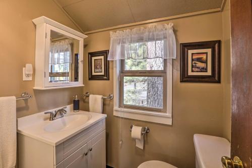 Ένα μπάνιο στο Lakefront Cabin with Beach Access 8 Mi to Northstar