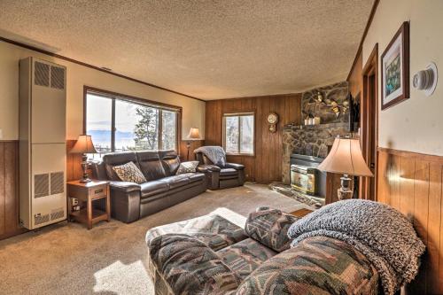 Χώρος καθιστικού στο Lakefront Cabin with Beach Access 8 Mi to Northstar