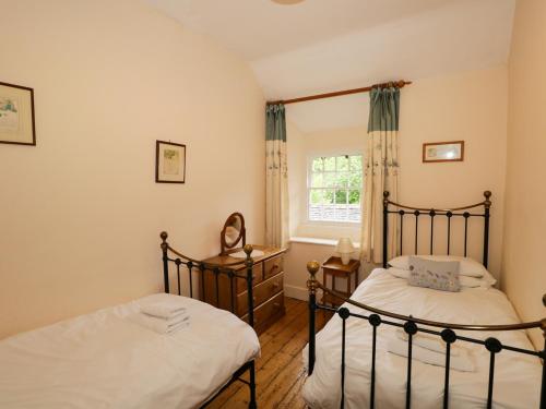 Postel nebo postele na pokoji v ubytování Ednas Cottage