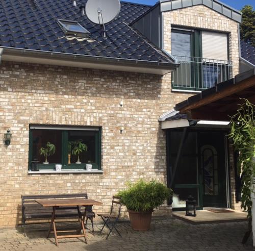 a brick building with a picnic table in front of it at Schönste Lage am Rhein in unmittelbarer Stadtnähe, B & B in Cologne