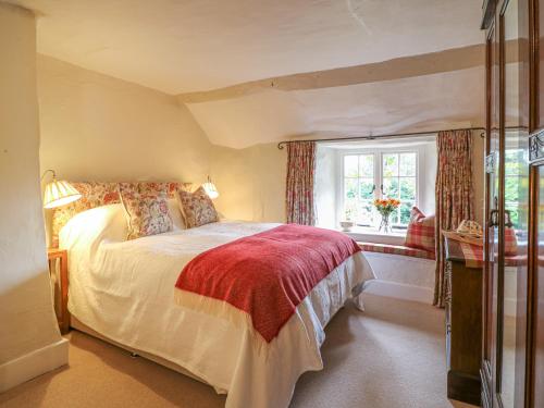 sypialnia z dużym łóżkiem i oknem w obiekcie Rookwood w mieście Exeter