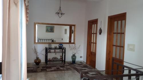 einen Flur mit Spiegel und Vasen in einem Zimmer in der Unterkunft Vila Sula Guesthouse in Durrës