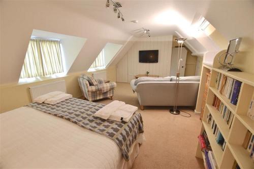 een slaapkamer met een bed en een woonkamer bij Beach Retreat in Aberporth