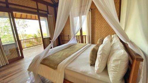 烏干桑的住宿－Uluwatu Sunrise，一间卧室配有一张带蚊帐的床