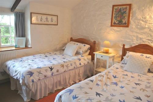 Ліжко або ліжка в номері Ty-Newydd Cottage