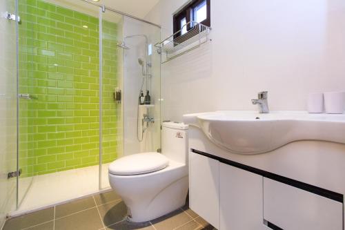 un bagno con wc, lavandino e doccia di Qing Ping Jn Humanities Hall青萍居人文會館 a Wujie