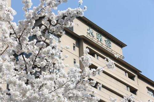 a building withakura trees in front of it at Suimeikan in Gero
