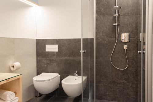 een badkamer met een douche, een toilet en een wastafel bij Didi`s Appartments in Glorenza