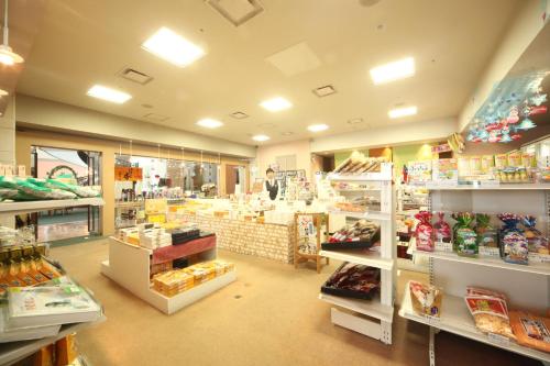 a store filled with lots of items on display at LiVEMAX RESORT Hakodate Greenpia Onuma in Mori