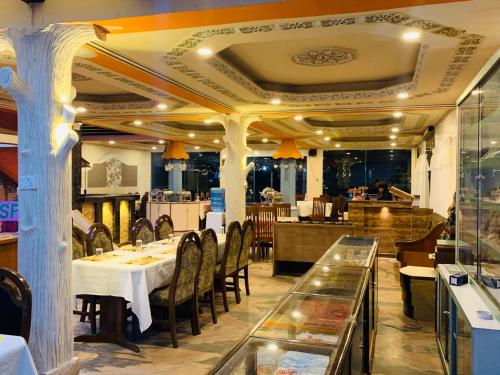 Een restaurant of ander eetgelegenheid bij Hotel Vajra Inn & Apartments