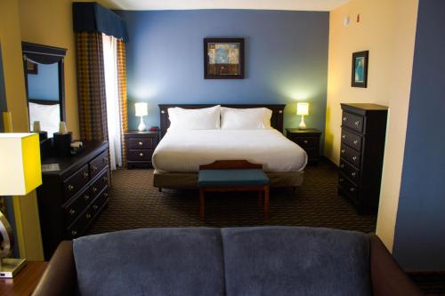 een hotelkamer met een bed en een bank bij Holiday Inn Express Hotel & Suites Sanford, an IHG Hotel in Sanford