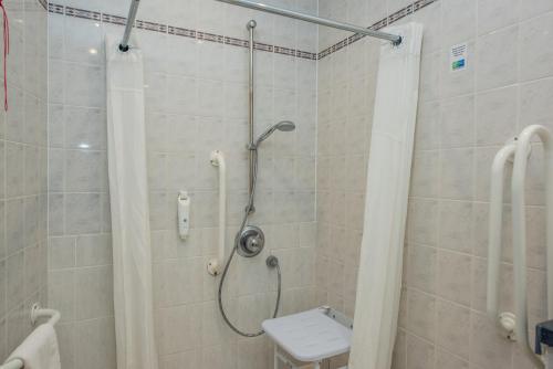 A bathroom at Holiday Inn Express Canterbury, an IHG Hotel