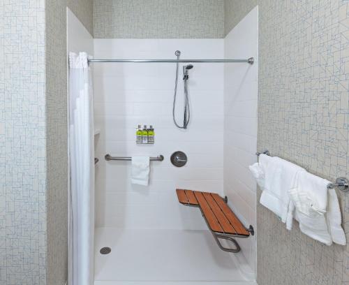 Kylpyhuone majoituspaikassa Holiday Inn Express & Suites Longview South I-20, an IHG Hotel