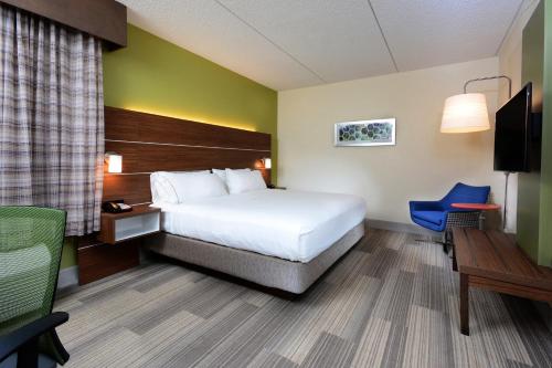 Кровать или кровати в номере Holiday Inn Express & Suites Raleigh Durham Airport at RTP, an IHG Hotel