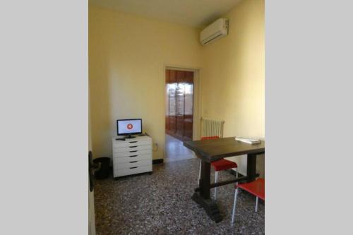 a room with a desk and a computer on a table at Casa storica e confortevole in Empoli