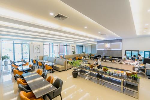 黎逸府The Hi Place的一个带桌椅的大堂和一间自助餐厅