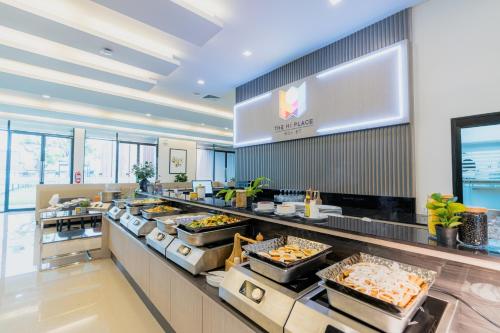 黎逸府The Hi Place的包含许多食物的自助餐