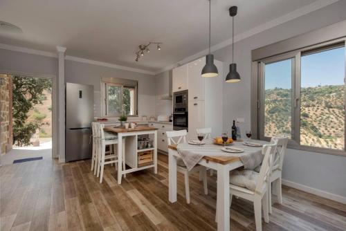 a kitchen and dining room with a table and chairs at Doña Juana in El Gastor