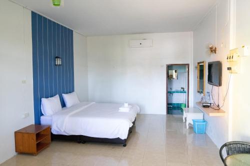 En eller flere senger på et rom på Tree House Resort Betong