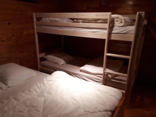 Un ou plusieurs lits superposés dans un hébergement de l'établissement Ons huisje "Bienvenidos" met gagrage