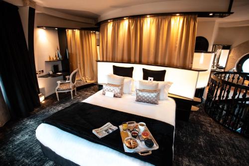 Cama o camas de una habitación en Hôtel Carlton Lille