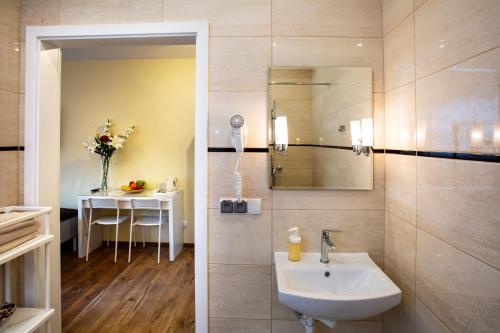 two images of a bathroom with a sink and a table at Rancho Ulinia koło Łeby in Ulinia