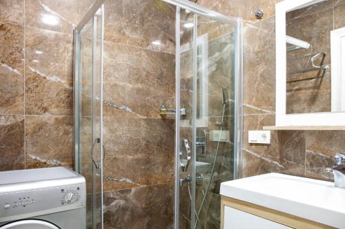 une salle de bain avec une douche en verre et un lavabo dans l'établissement Sheriff Royal Suite, à Istanbul