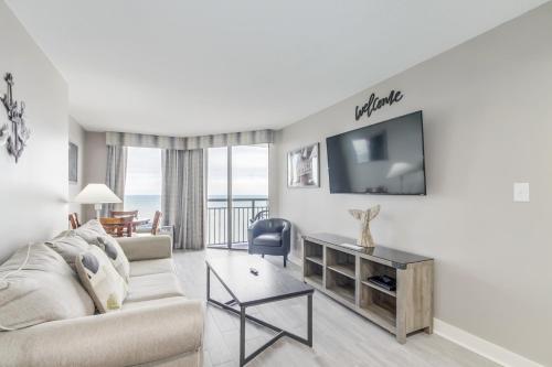 TV/trung tâm giải trí tại Ocean-Front Condos at Patricia Grand