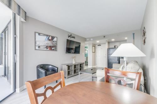 TV/trung tâm giải trí tại Ocean-Front Condos at Patricia Grand