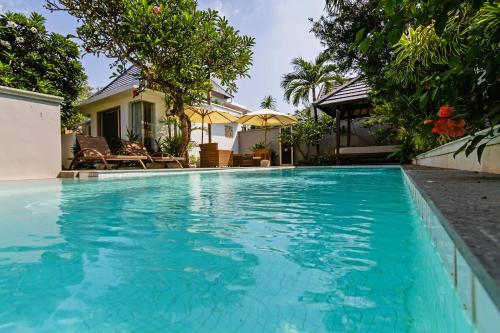 Swimmingpoolen hos eller tæt på Villa Frangi