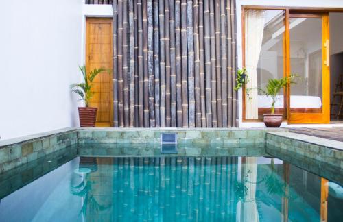 a swimming pool in the middle of a house at Watukarung Prapto Homestay in Kalak