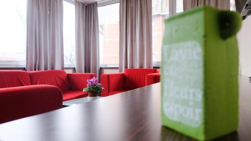 澤尼察的住宿－Hotel Richi，一间会议室,配有红色的椅子和鲜花桌