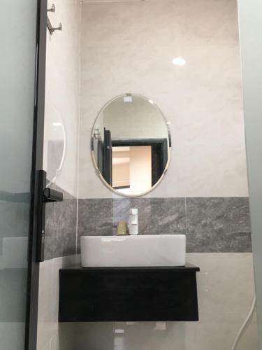 归仁Hotel Thien Hai的带白色水槽和镜子的浴室