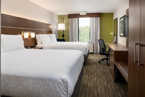 Кровать или кровати в номере Holiday Inn Express Atlanta Airport-College Park, an IHG Hotel