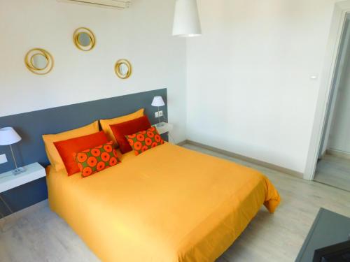 A bed or beds in a room at GMID IMMO Apartamento con gran terraza con vistas al mar en Roses
