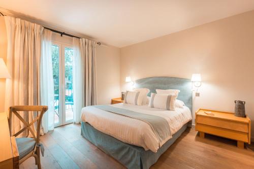 Un pat sau paturi într-o cameră la Hotel****Spa & Restaurant Cantemerle