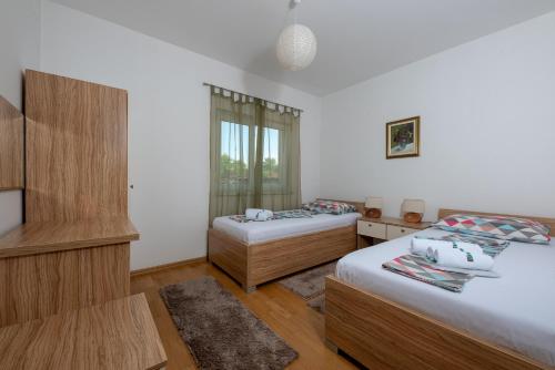 En eller flere senger på et rom på Apartmani Špoljar