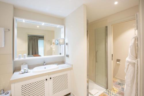 Ванна кімната в Hotel****Spa & Restaurant Cantemerle