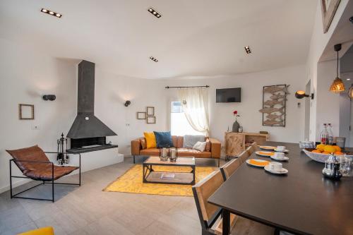 a living room with a table and a couch at Sara 4 personas, free WIFI, chill-out, private pool, private tennis court - by Holiday Rentals Villamar in Benissa
