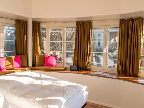 Schlafzimmer mit einem großen Bett und Fenstern in der Unterkunft SWEETS - Willemsbrug in Amsterdam