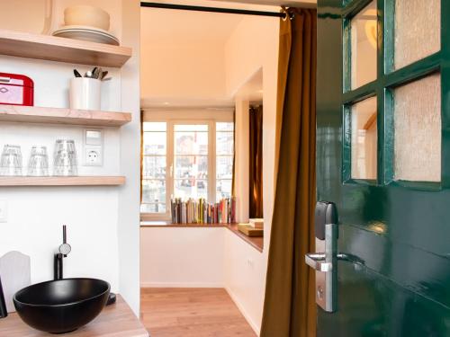 a bathroom with a green door and a sink at SWEETS - Willemsbrug in Amsterdam