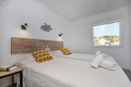 1 dormitorio con 2 camas y ventana en Sara 4 personas, free WIFI, chill-out, private pool, private tennis court - by Holiday Rentals Villamar, en Benissa