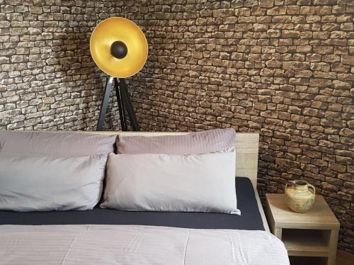 una camera da letto con un letto con un ventilatore giallo di Apartment New York a Mühlhausen