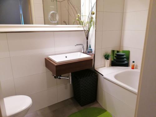un bagno con lavandino, WC e vasca di Apartment New York a Mühlhausen