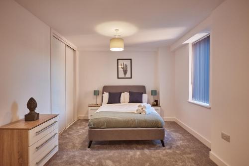 1 dormitorio con 1 cama, vestidor y ventana en Seven Living Jewellery Quarter, en Birmingham