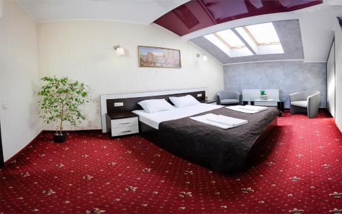 Schlafzimmer mit einem Bett und einem roten Teppich in der Unterkunft Apartments On Zaliznychna 49 in Iwano-Frankiwsk