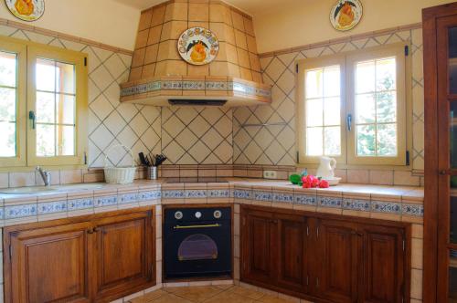 uma cozinha com um fogão e um lavatório em Finca Cullera em Calonge